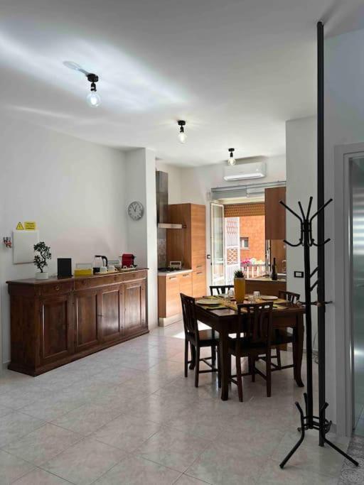 3 Fermate Dal Colosseo - Casa Vacanze Elena - 50 M Da Metro Garbatella ローマ エクステリア 写真