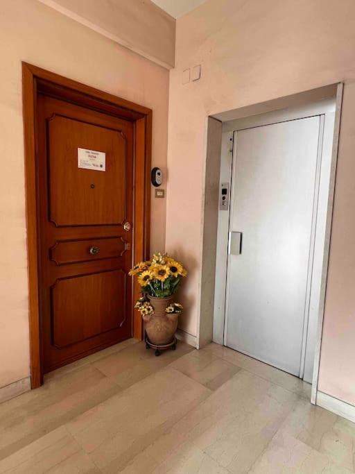 3 Fermate Dal Colosseo - Casa Vacanze Elena - 50 M Da Metro Garbatella ローマ エクステリア 写真