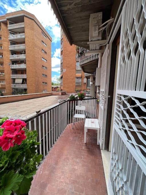 3 Fermate Dal Colosseo - Casa Vacanze Elena - 50 M Da Metro Garbatella ローマ エクステリア 写真