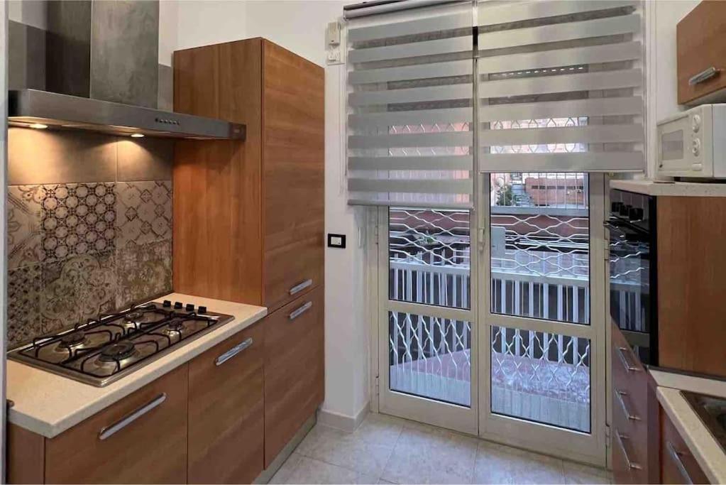 3 Fermate Dal Colosseo - Casa Vacanze Elena - 50 M Da Metro Garbatella ローマ エクステリア 写真