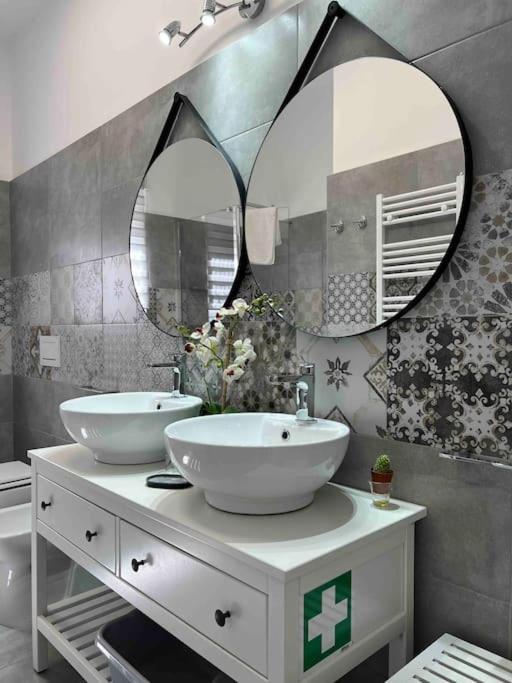 3 Fermate Dal Colosseo - Casa Vacanze Elena - 50 M Da Metro Garbatella ローマ エクステリア 写真